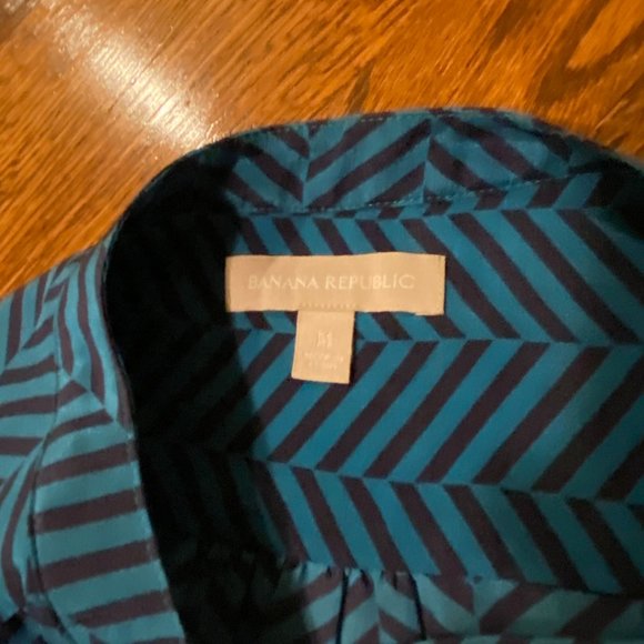 LAST CHANCE: Banana Republic Navy/Teal Chevron Print Silk Blouse - Size Medium - Picture 2 of 5